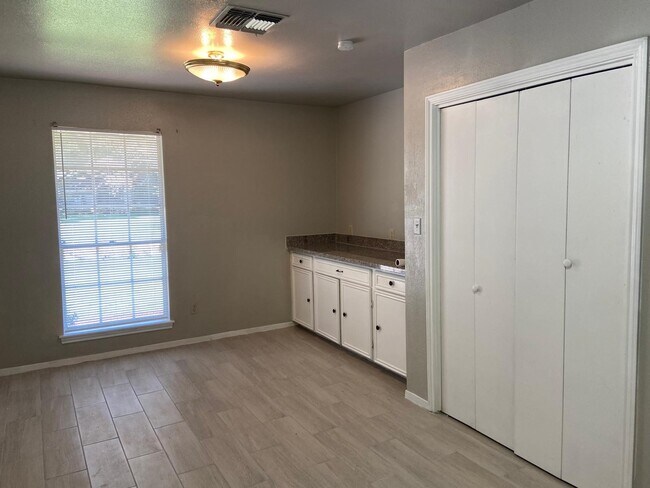 Building Photo - 1815 Westwood Dr