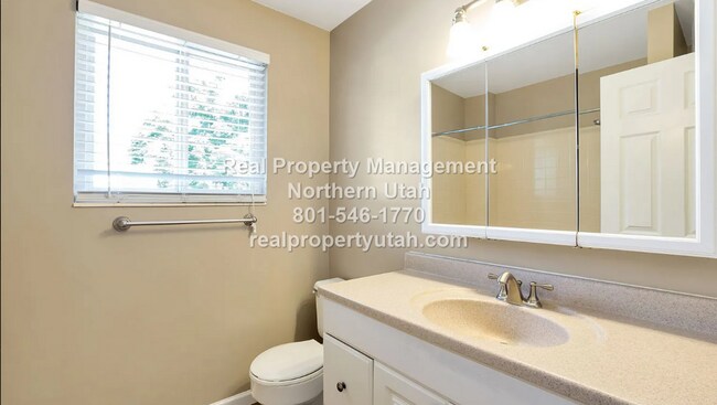 Building Photo - Beautiful 4 Bedroom 2 Bath Home in Kaysvil...