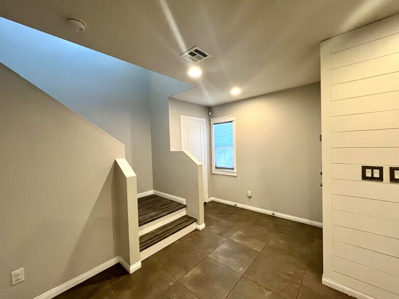 Building Photo - 9937 Baron Coast St