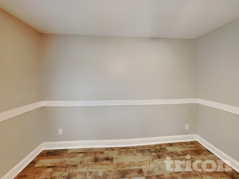 Building Photo - 622 Commander Dr