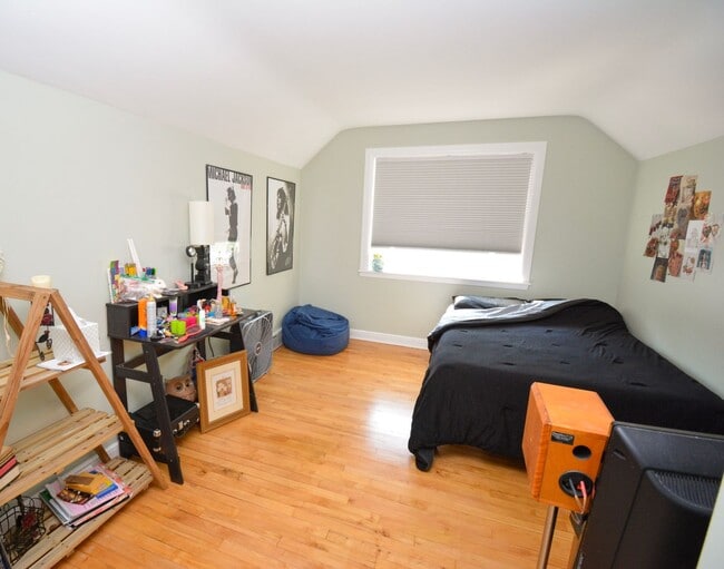 Building Photo - Bright & beautiful home at the end of a quiet cul de sac