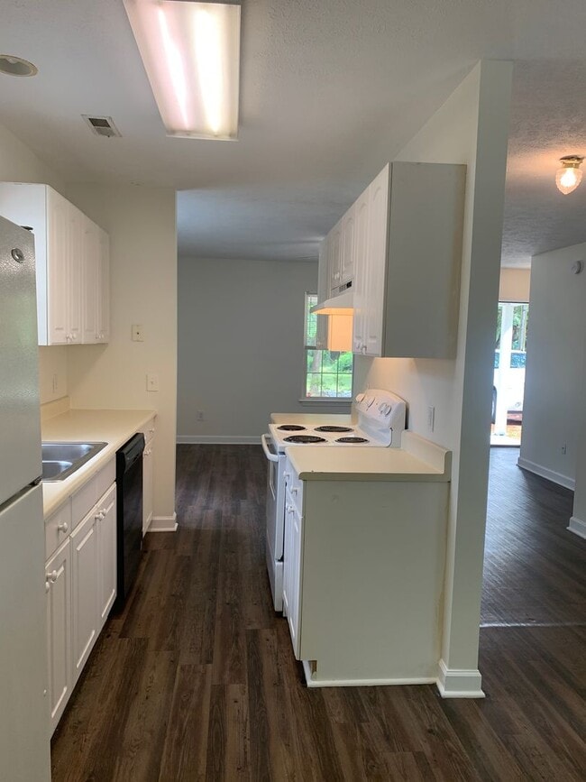 Building Photo - 3 Bedroom 2 Bath House on Hillsdale Drive