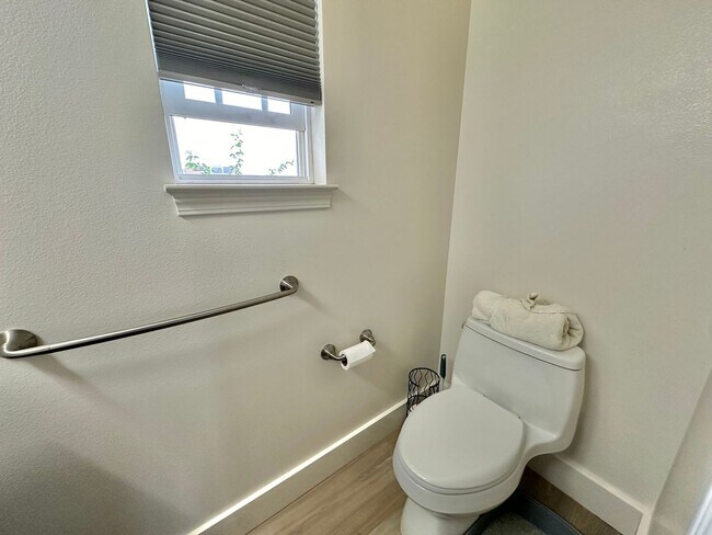 Building Photo - Modern & Custom 3 Bedroom / 2.5 Bathroom H...