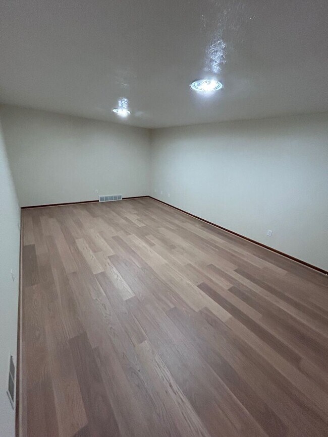 Building Photo - 963 Vos St