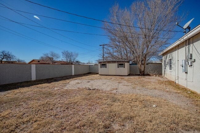 Building Photo - Charming 3 bedroom, 2 bath