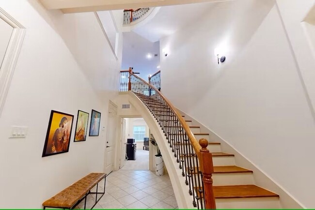 Building Photo - 404 W 16th St