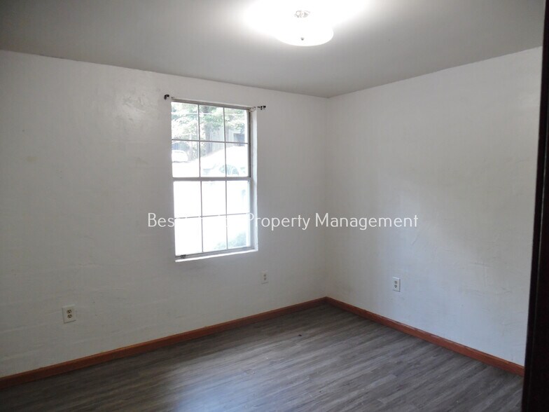 Building Photo - 211 Brookside Dr