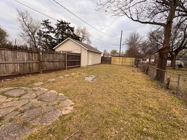 Building Photo - 2 bed one bath, great outdoor features, great location close to all Norman has to offer!