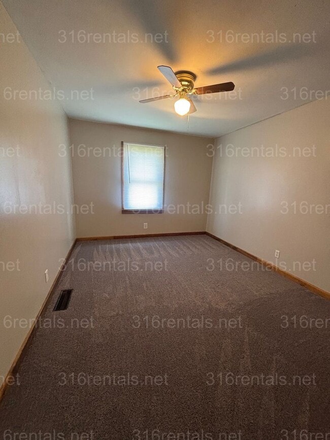 Building Photo - 3 bed 1 bath house available NOW!