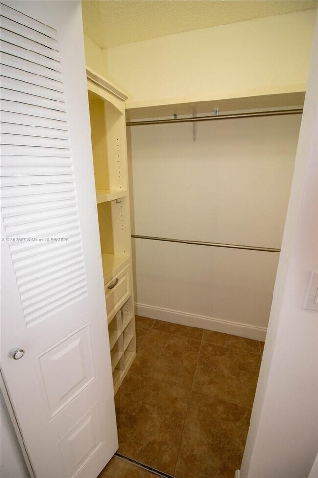 Building Photo - 917 Coral Club Dr