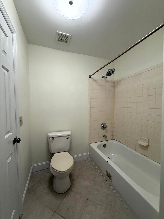 Building Photo - 733 Victorian Pl