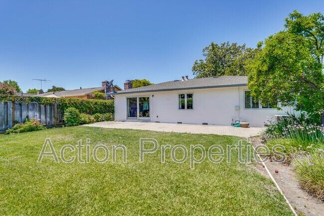 Building Photo - 834 Orange Ave