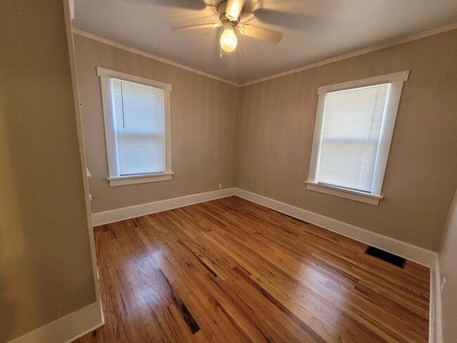 Building Photo - Two bedroom home, beautiful hardwood floors!