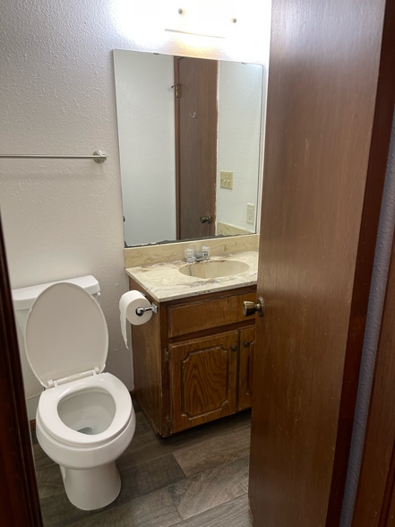 Main Bathroom - 908 Acacia Cir
