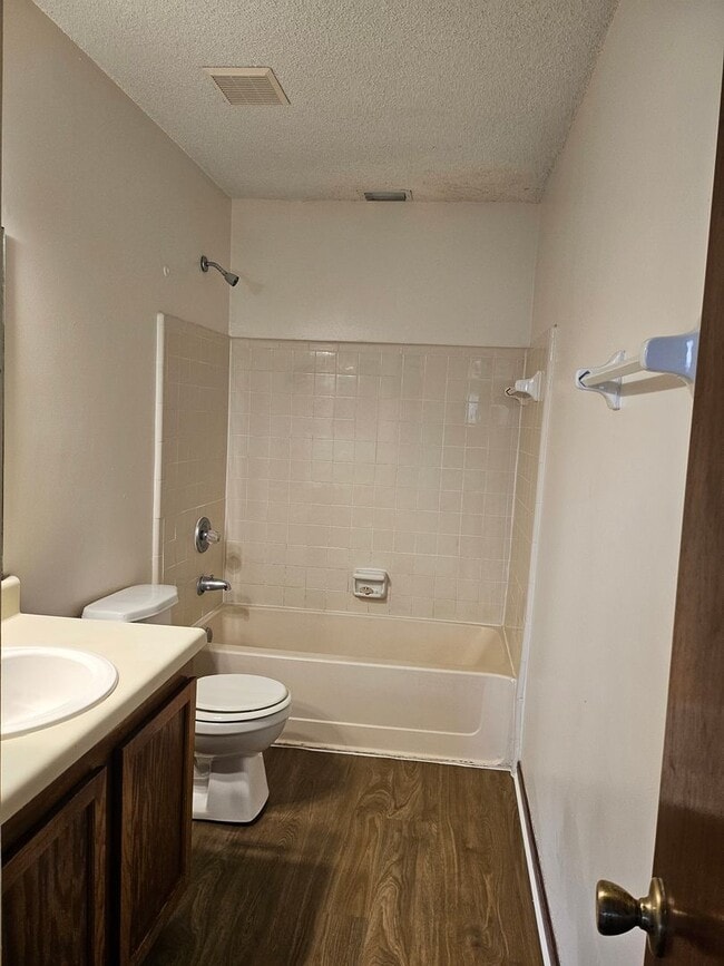 Building Photo - $1200 - Jefferson Square - Move in Special