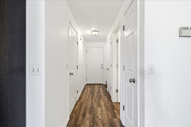 Building Photo - 3 Bedroom 2.5 Bathroom Townhouse in Southeast Boise