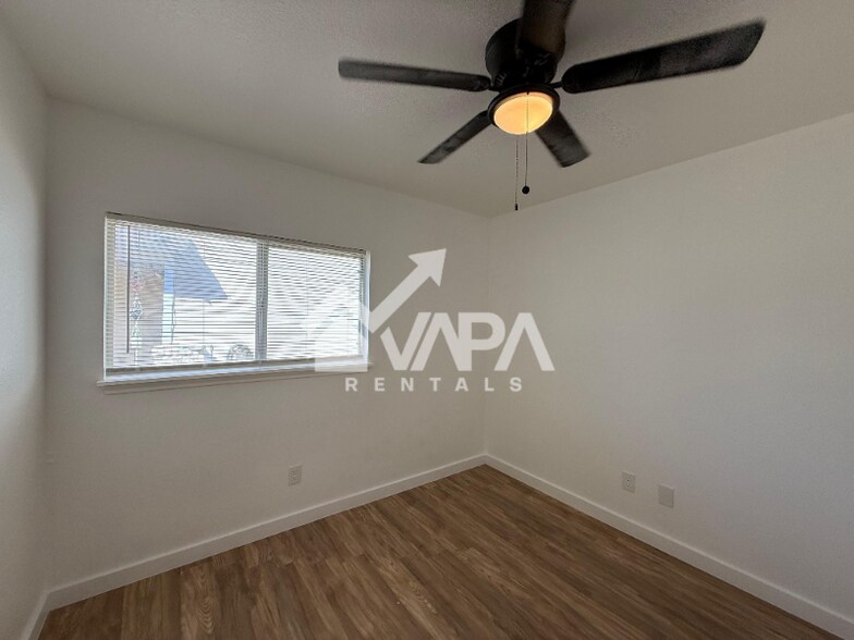 Building Photo - 10311 Shady Meadows