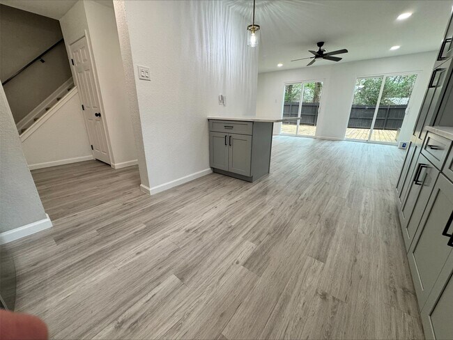 Building Photo - 1004 E Red Cedar Cir