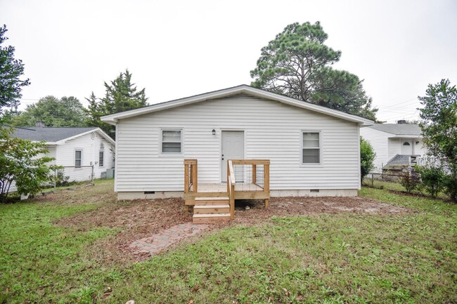 Building Photo - Available Now! 3 Bedroom 1.5 Bathroom- no ...