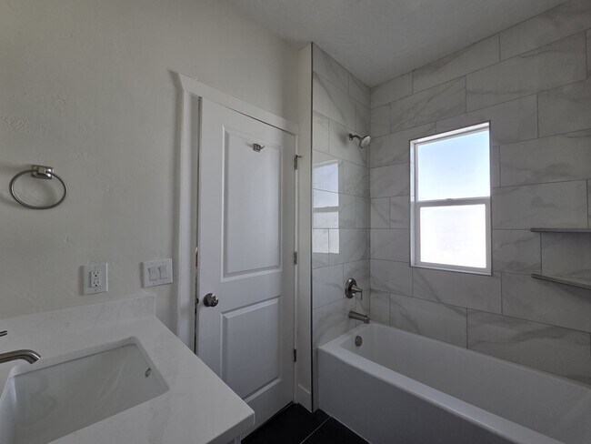 Building Photo - 152 N 200 W St