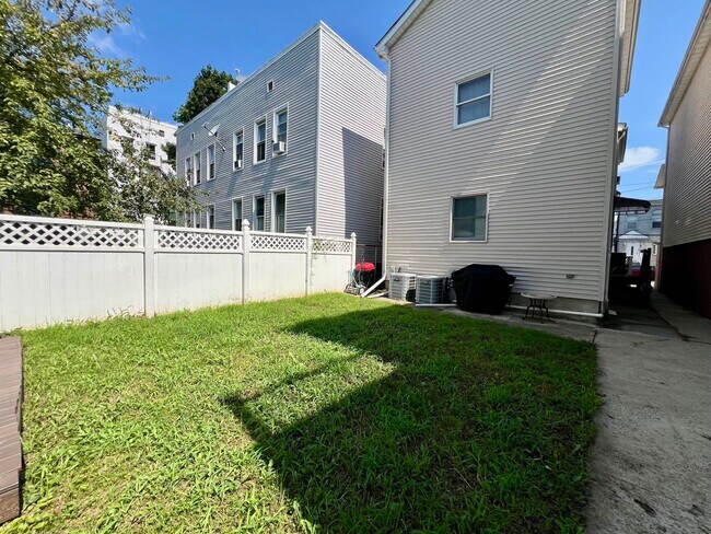 Building Photo - 96 W 18th St