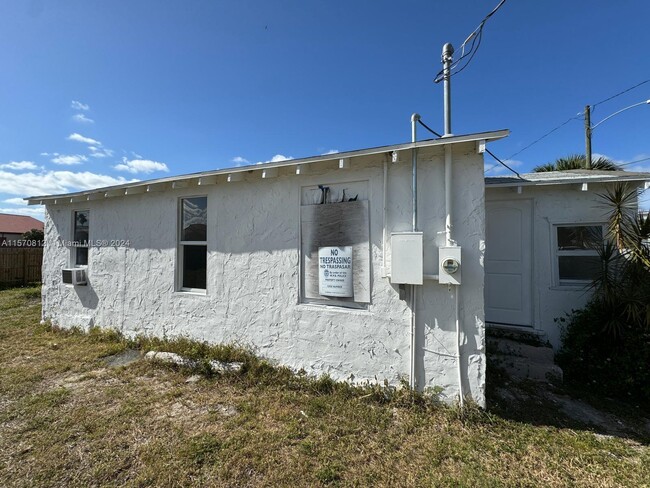 Building Photo - 1909 Windsor Ave