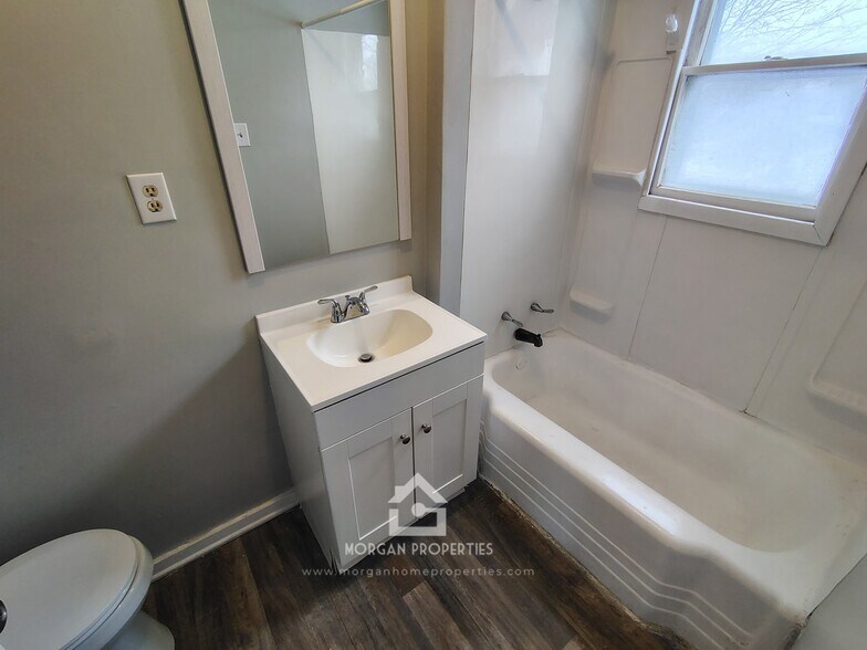 Building Photo - 1712 Main St