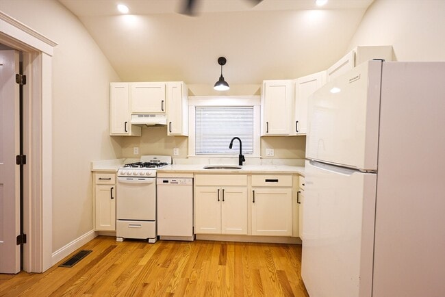 Building Photo - 85 Oak St