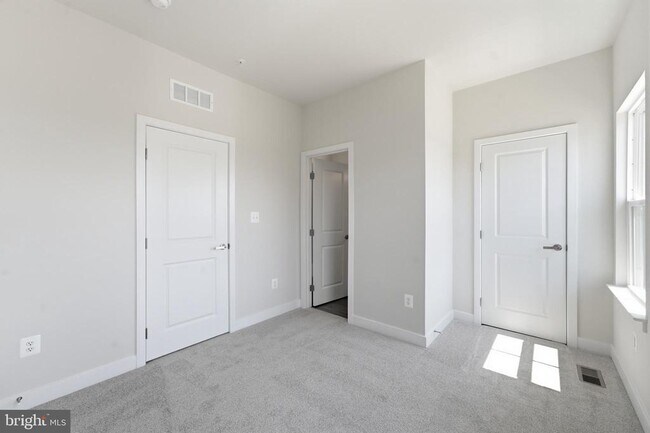 Building Photo - 16130 Hyde Pk Pl