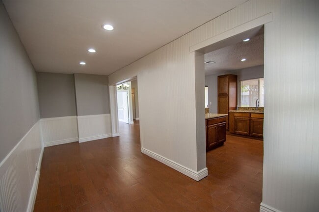 Building Photo - 704 Putt Ln