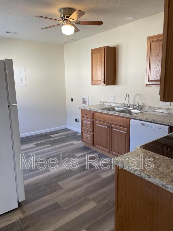 Building Photo - 214 Lakeview Dr