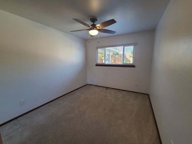 Building Photo - Spacious 4 bed 2 bath + 2 car garage & lar...