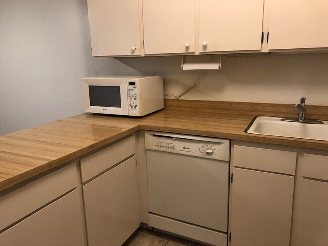 Building Photo - First floor condo!