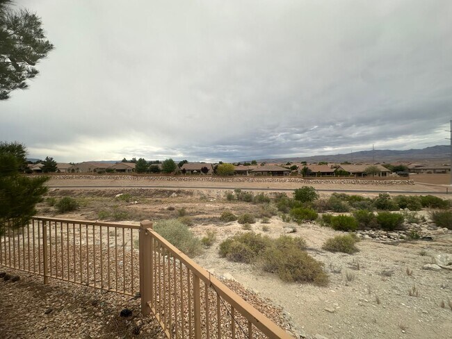 Building Photo - Stunning Sun River, Single-Level Home with...