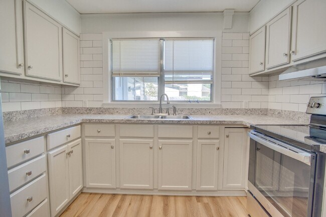 Building Photo - Centrally Located Pensacola 3BR/2BA Home Near Cordova Mall, Pensacola International Airport, Hosp...