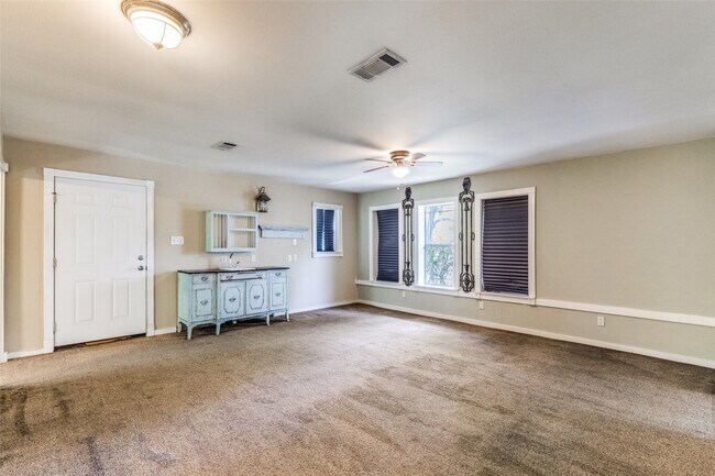 Building Photo - 1005 Center Cir