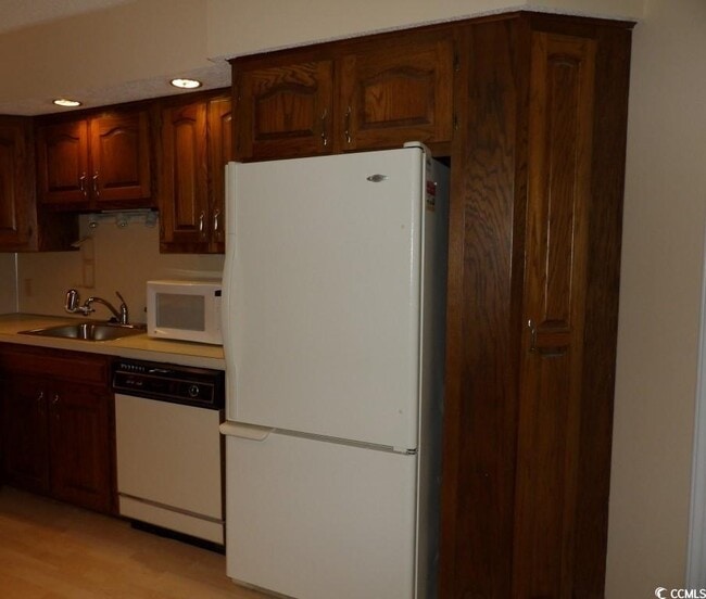 Building Photo - 4286 Pinehurst Cir