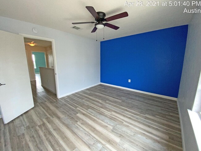 Building Photo - 5713 Silver Screen Dr