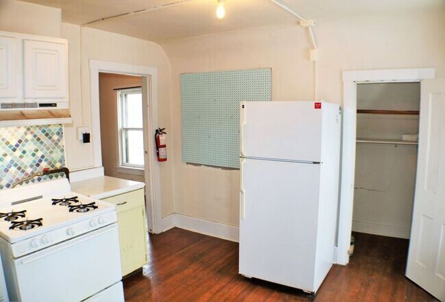 Building Photo - $900 | 1 BD RM, 1 Bath Apartment | Utiliti...