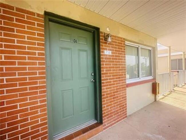 Building Photo - 1 bedroom / 1 bath condo in Crestview Villas