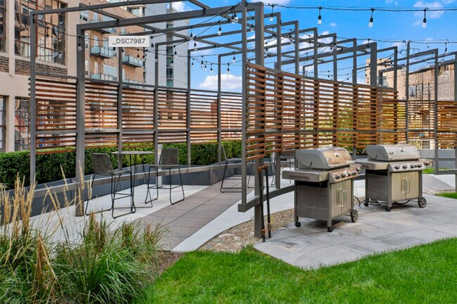 Building Photo - 601 W Jackson Blvd