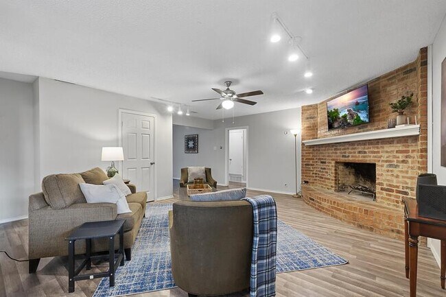 Building Photo - 2112 Chaucer Street