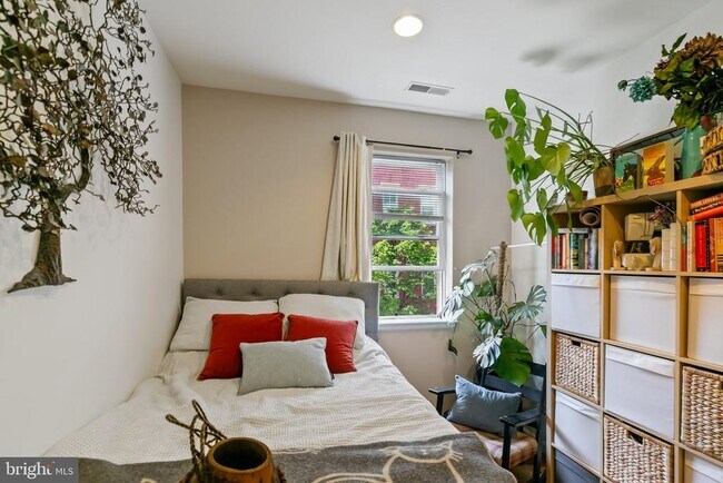 Building Photo - 303 S 11th St