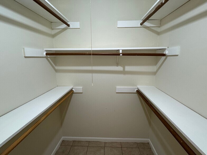 Building Photo - 8915 Emnora Ln