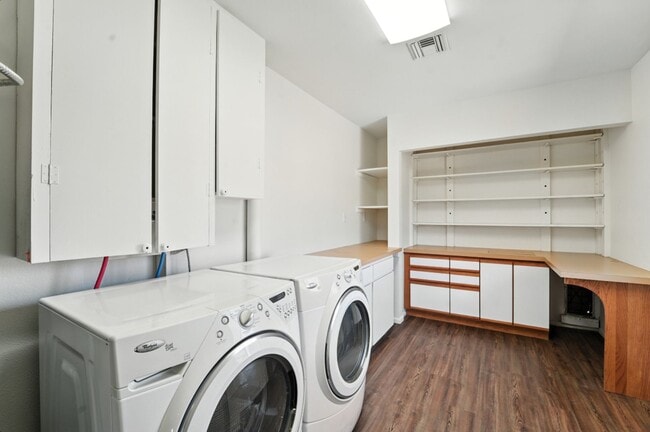 Building Photo - Inviting 3-bedroom, 2-bathroom home in the...
