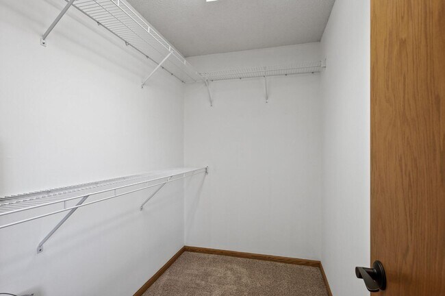 Building Photo - rare woodbury upgraded 3 bedroom end unit townhouse!! One level living!