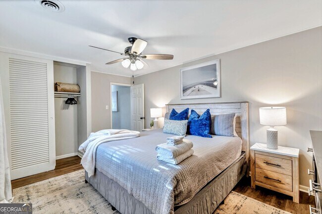 Building Photo - 2480 Powers Ferry Dr SE