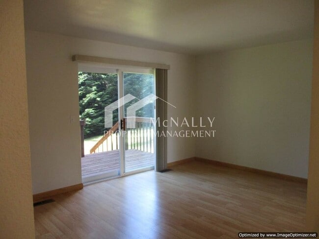 Building Photo - 2 Bedroom, 1.5 Bathroom Townhouse in Port ...