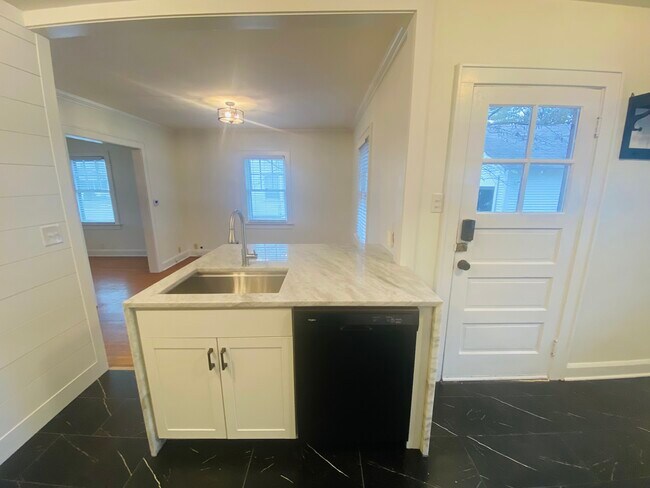 Building Photo - 930 E 56th St