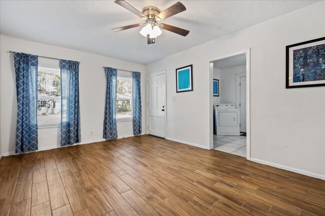 Building Photo - Charming Duplex Near Daffin Park with Private Fenced Yard and Off-Street Parking